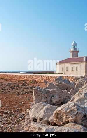 Menorca, Balearen, Spanien, Europa: Red Rocks und Natur auf dem Weg zur Punta Nati Leuchtturm, im Jahre 1913 im äußersten Nordwesten der Insel eröffnet Stockfoto