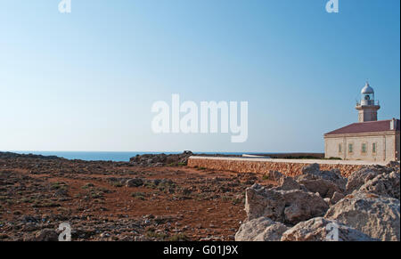 Menorca, Balearen, Spanien, Europa: Red Rocks und Natur auf dem Weg zur Punta Nati Leuchtturm, im Jahre 1913 im äußersten Nordwesten der Insel eröffnet Stockfoto