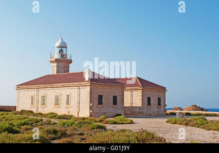 Menorca, Balearen, Spanien, Europa: Red Rocks und Natur auf dem Weg zur Punta Nati Leuchtturm, im Jahre 1913 im äußersten Nordwesten der Insel eröffnet Stockfoto