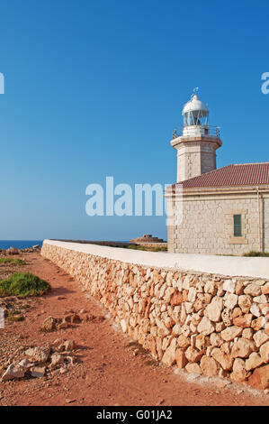 Menorca, Balearen, Spanien, Europa: Red Rocks und Natur auf dem Weg zur Punta Nati Leuchtturm, im Jahre 1913 im äußersten Nordwesten der Insel eröffnet Stockfoto