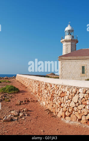 Menorca, Balearen, Spanien, Europa: Red Rocks und Natur auf dem Weg zur Punta Nati Leuchtturm, im Jahre 1913 im äußersten Nordwesten der Insel eröffnet Stockfoto