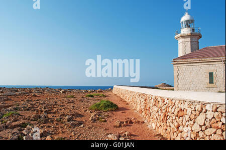 Menorca, Balearen, Spanien, Europa: Red Rocks und Natur auf dem Weg zur Punta Nati Leuchtturm, im Jahre 1913 im äußersten Nordwesten der Insel eröffnet Stockfoto