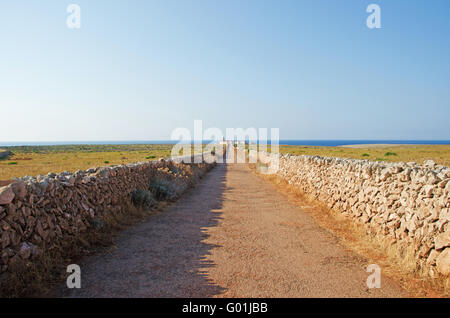 Menorca, Balearen, Spanien, Europa: Red Rocks und Natur auf dem Weg zur Punta Nati Leuchtturm, im Jahre 1913 im äußersten Nordwesten der Insel eröffnet Stockfoto