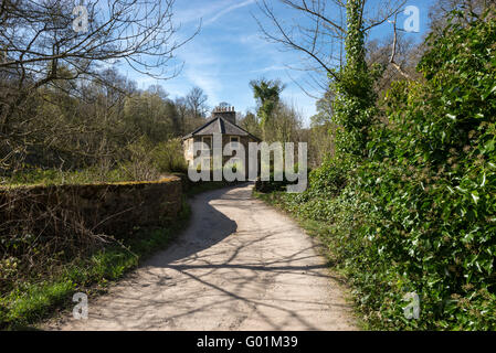 Alte Hütte neben dem Fluß Goyt in der Nähe von Miss Marple, Stockport. Ein sonniger Frühlingstag. Stockfoto