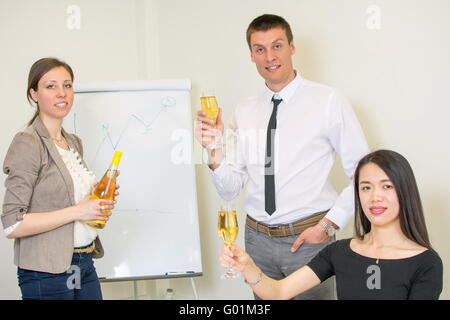 Schlägt einen Toast am Arbeitsplatz für einen wirtschaftlichen Erfolg zu feiern Stockfoto