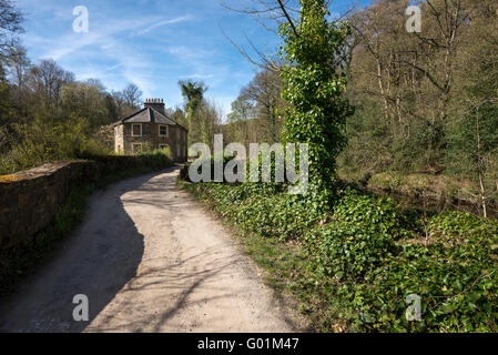 Alte Hütte neben dem Fluß Goyt in der Nähe von Miss Marple, Stockport. Ein sonniger Frühlingstag. Stockfoto