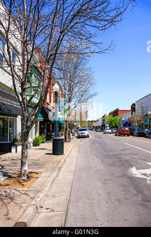 Menschen auf dem Bürgersteig der Innenstadt von Franklin, Tennessee, etwa 21 Meilen von Nashville Stockfoto