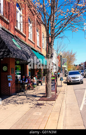 Menschen auf dem Bürgersteig der Innenstadt von Franklin, Tennessee, etwa 21 Meilen von Nashville Stockfoto