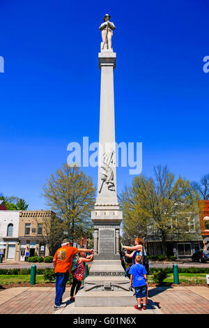 Menschen rund um den Konföderierten Denkmal auf dem Platz in der Innenstadt von Franklin, Tennessee, etwa 21 Meilen von Nashville Stockfoto