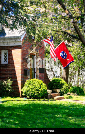 Die amerikanischen und Tennessee Zustandsflags vor einem Haus an der 3rd Street in Franklin, Tennessee Stockfoto