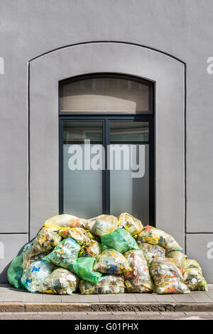 sammeln Sie, trennen, Müllgebühren, recycling, Müll Taschen Stack Abholung vor dem Haus, Gebäude, Berge von Müll, coll Stockfoto