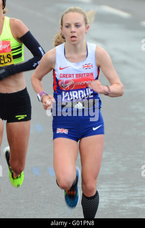 Der Virgin Money London Marathon 2016. Charlotte Purdue wurde 16th in der Elite-Klasse der Frauen. Weibliche britische Sportlerin beim Laufen Stockfoto