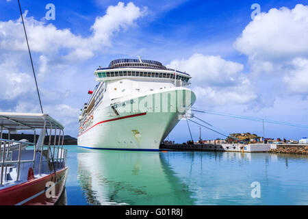 Kreuzfahrtschiff "Carnival Pride" in St. Johns tiefen Wasser Hafen, Hauptstadt, Norden Antigua und Barbuda an einem sonnigen Tag vor Anker Stockfoto