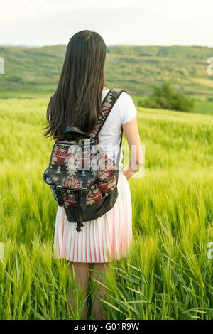 Junge Frau in einem Weizenfeld Stockfoto