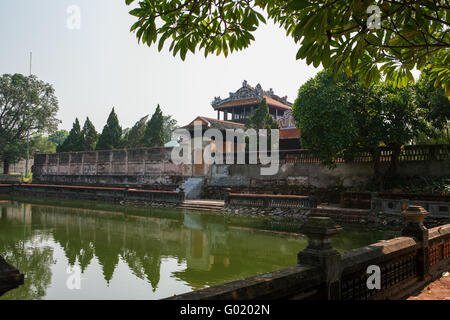 Die königliche Bibliothek oder des Kaisers Lesesaal (Thai zweit Lau), gesehen aus über den Royal Garden Lake, Kaiserstadt Hue, Vietnam Stockfoto