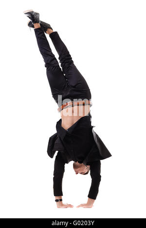 Eine passen schönen modernen Stil Tänzerin Jüngling Ausarbeitung, Durchführung von Breakdance Moves, Hand-Stand auf dem Boden. Stockfoto
