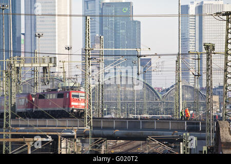 Frankfurt Hauptbahnhof mit einem fahrenden Zug der Deutschen Bundesbahn Stockfoto
