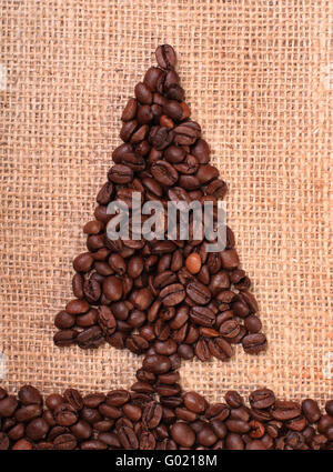 Weihnachtsbaum aus gerösteten Kaffeebohnen auf Sackleinen Hintergrund gemacht Stockfoto