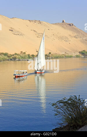 Ägypten Assuan Boote Segeln Vergangenheit Wüstenlandschaft Stockfoto