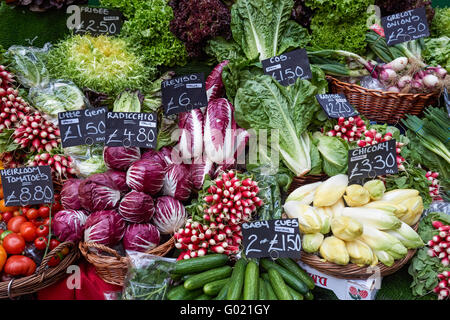 Frisches Gemüse zum Verkauf an Borough Market in London England Vereinigtes Königreich Großbritannien Stockfoto