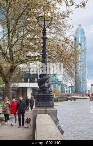 Menschen zu Fuß entlang der Themse auf Albert Embankment in London England Vereinigtes Königreich Großbritannien Stockfoto