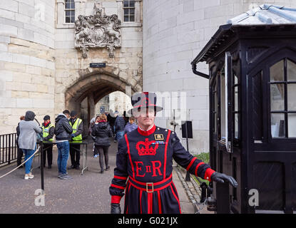 Yeoman Warder, Beefeater am Eingang zum Tower of London, London England Vereinigtes Königreich Großbritannien Stockfoto