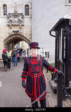 Yeoman Warder, Beefeater am Eingang zum Tower of London, London England Vereinigtes Königreich Großbritannien Stockfoto