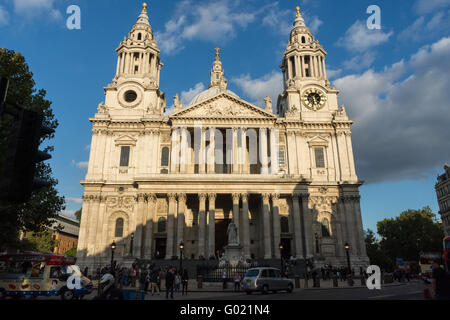 Main Eingang von St. Pauls Cathedral, London, England mit Touristen außerhalb Stockfoto