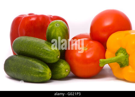 Frische Tomaten, Gurken und Paprika auf ein Studio weißer Hintergrund Stockfoto