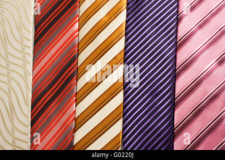 Textilhintergrund von Multi farbige gestreifte Krawatten Stockfoto