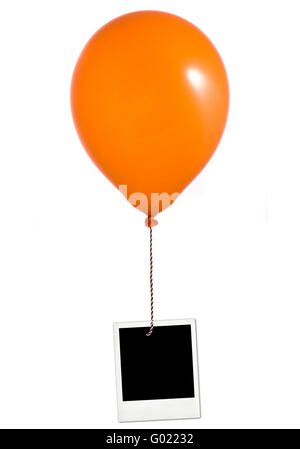 Orangefarbenen Ballon und Foto Frame auf weißem Hintergrund Stockfoto