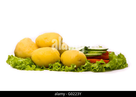 Gekochte Kartoffeln mit frischen Gurken und Tomaten auf Studio weiß. Stockfoto