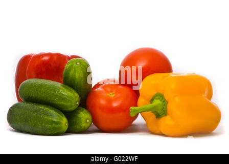 Frische Tomaten, Gurken und Paprika auf ein Studio weißer Hintergrund Stockfoto