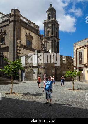 Touristen, die mit einer Aussicht auf die alte Stadt von Las Palmas de Gran Canaria mit der Catedral de Santa Ana im Hintergrund Stockfoto