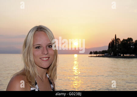 Blonde Mädchen an der Promenade von Bardolino am Gardasee Stockfoto