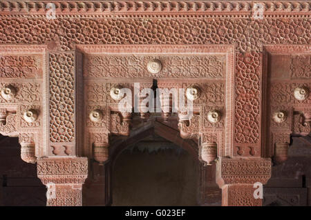 Kunstvoll geschnitzten roten Stein Tor an das Rote Fort in Agra, Indien Stockfoto