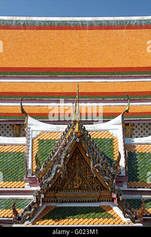 Ziegeldach eines buddhistischen Klosters in Bangkok Stockfoto