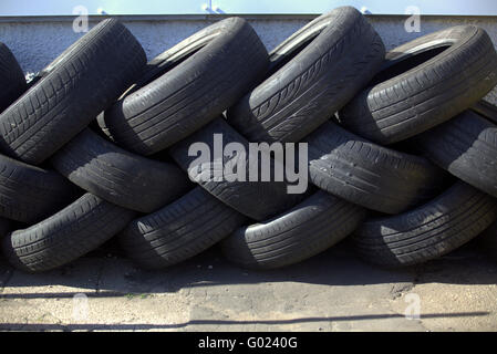 Gestapelte Autos Gummi Reifen Reifen interleaved Stockfoto