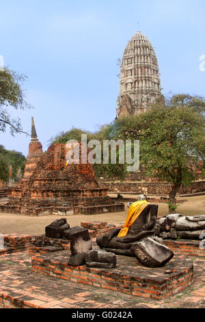 Zerstörten Buddha-Statue in der Nähe von Chedi und prang im Wat Ratchaburana Tempelanlage in Ayutthaya Stockfoto