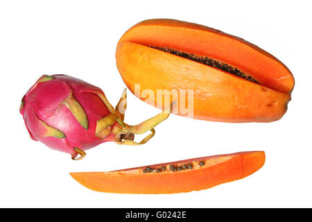 Tropische Früchte - Drachenfrucht (Red Pitaya oder Hylocereus Art) und Papaya. Isoliert auf weiss Stockfoto