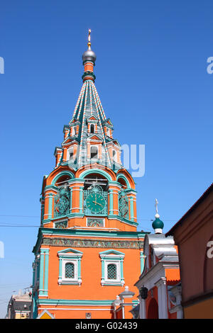 Orthodoxe Kirche im russischen Barock-Stil.  Turm mit einer Uhr Stockfoto