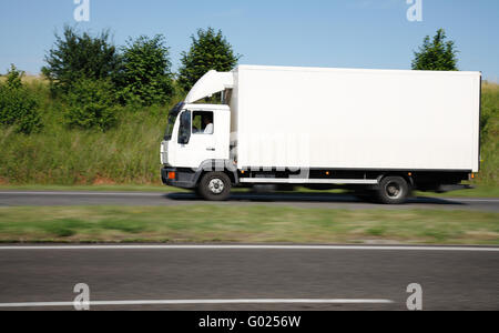 Weißen LKW auf Autobahn, Bewegung verwischt zu beschleunigen. Stockfoto
