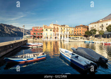 Malcesine, Italien - 18. Januar 2016: Malcesine ist eine kleine Stadt am Gardasee (Italien). Schöne und malerische nennt man "den p Stockfoto