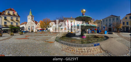 Hundertwasser Brunnen und Guildhall in der alten Stadt von Zwettl, Waldviertel Region, Niederösterreich, Österreich Stockfoto