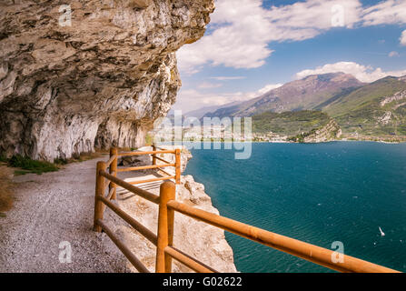 Die Ponale-Trail geschnitzt in den Felsen des Berges in Riva del Garda, Italien. Stockfoto