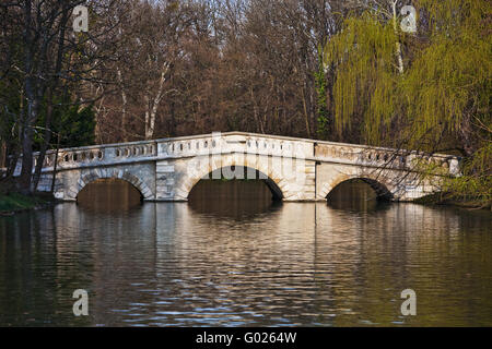 Brücke im Schlosspark in Laxenburg, Niederösterreich, Österreich Stockfoto