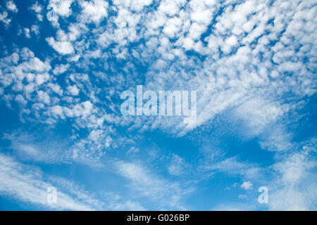 Blauer Himmel und viele kleine Wolken, als Hintergrund verwendet werden Stockfoto