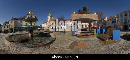 Hundertwasser Brunnen und Guildhall in der alten Stadt von Zwettl, Waldviertel Region, Niederösterreich, Österreich Stockfoto