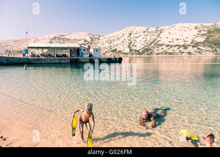 Rab, Kroatien - 9. August 2015: Schnorcheln in den klaren Gewässern der Insel Rab, Kroatien. Stockfoto