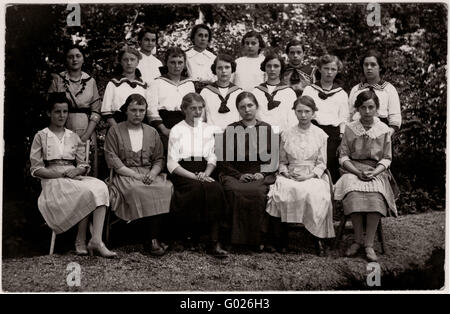 Schulmädchen in uniform, historische Fotografie Schule, um 1920 Stockfoto